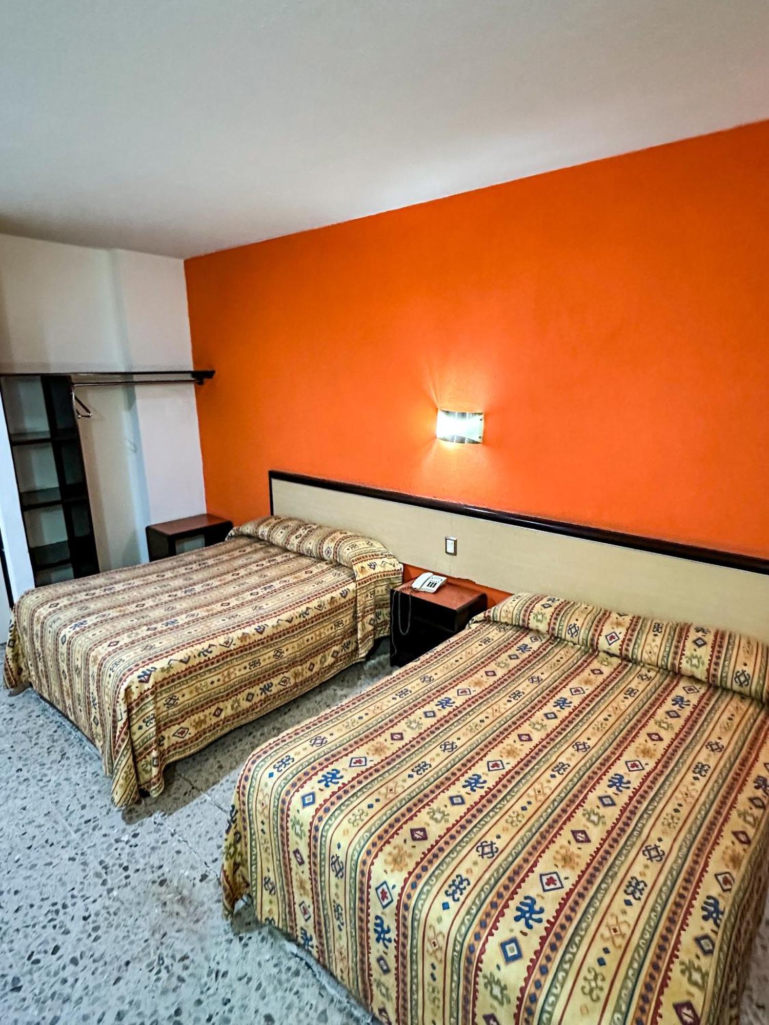 לאון Hotel Montreal מראה חיצוני תמונה