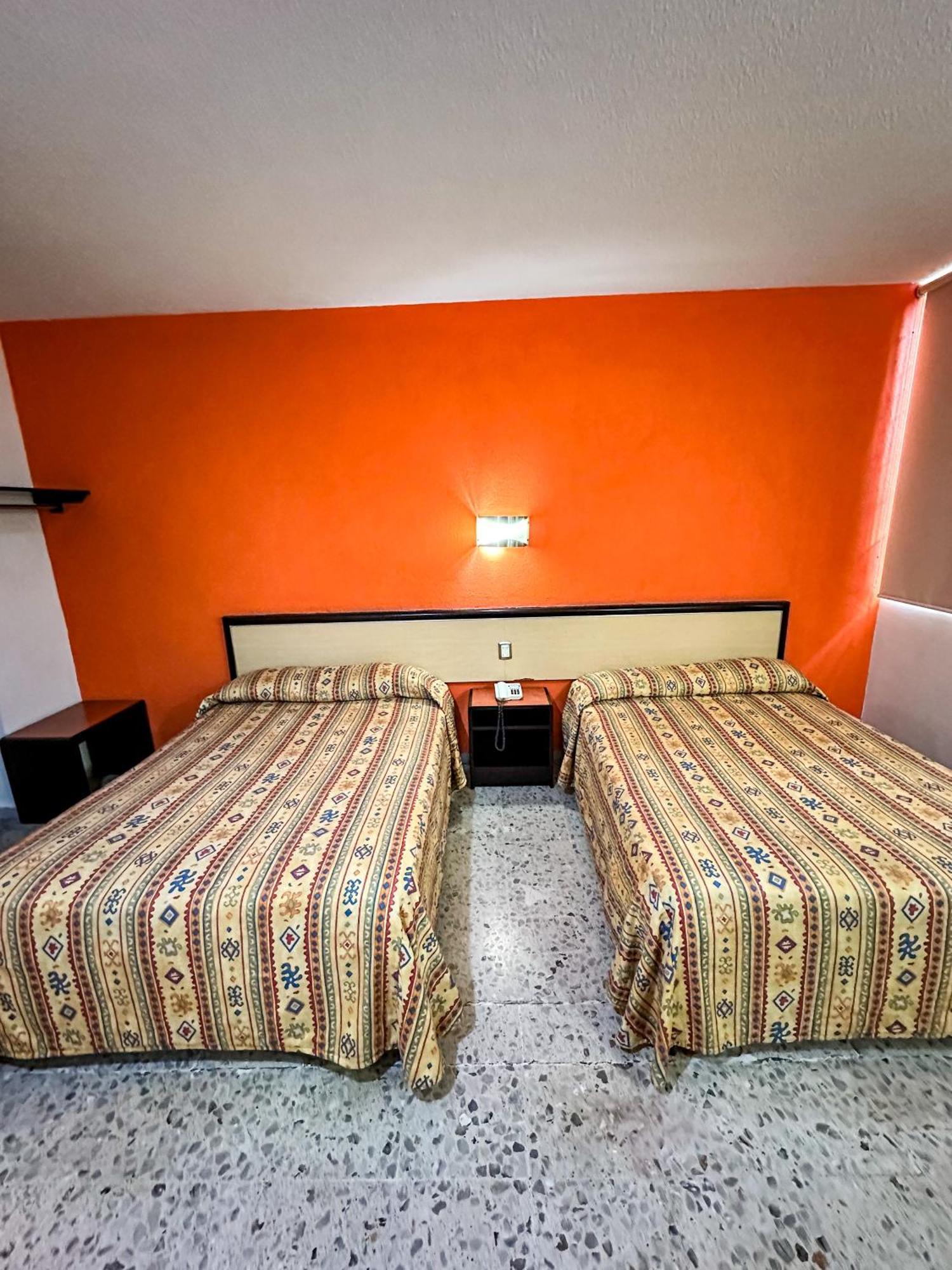 לאון Hotel Montreal מראה חיצוני תמונה