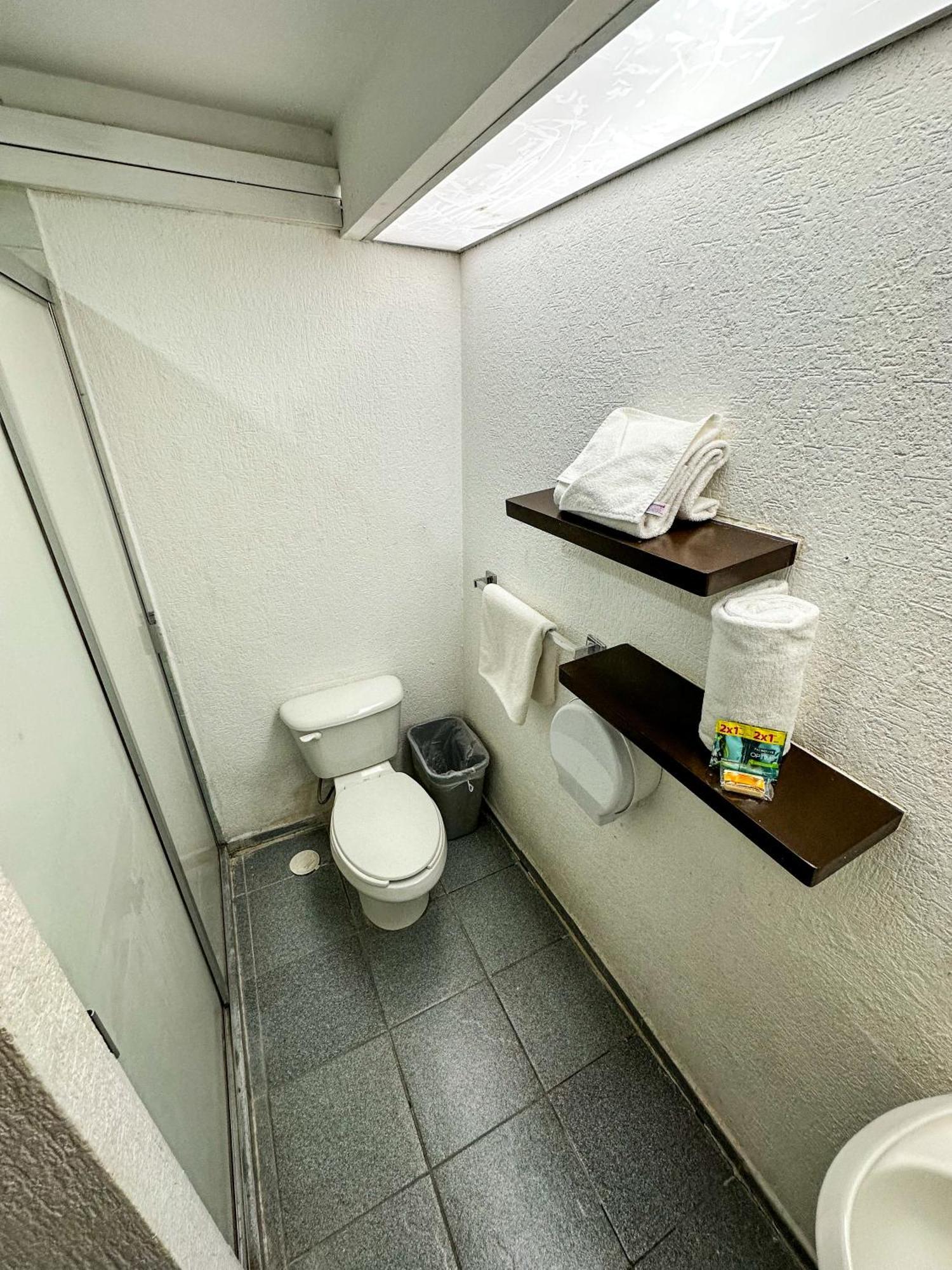 לאון Hotel Montreal מראה חיצוני תמונה