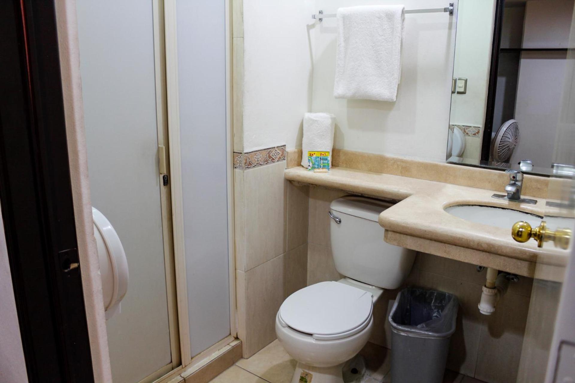 לאון Hotel Montreal מראה חיצוני תמונה