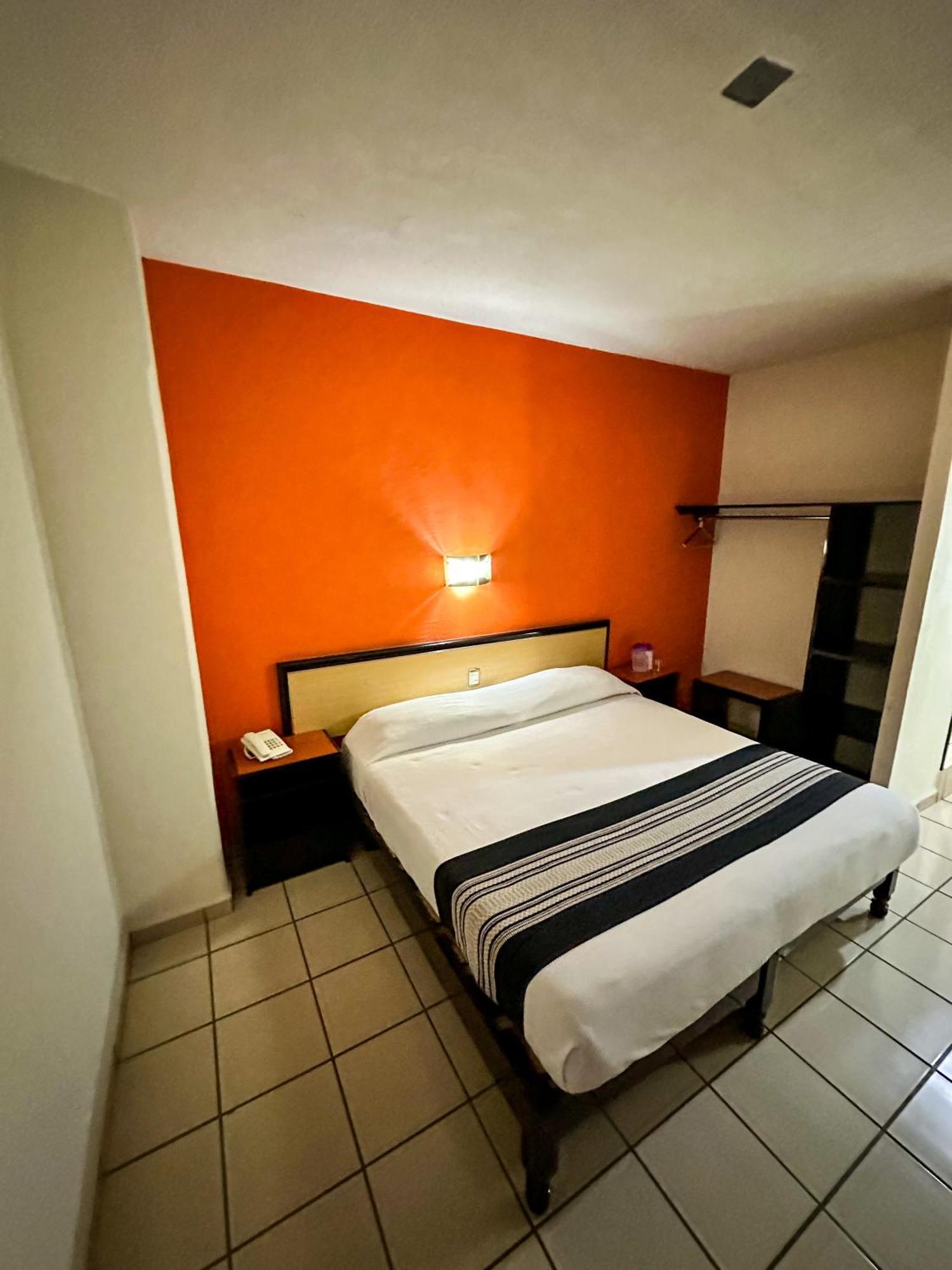 לאון Hotel Montreal מראה חיצוני תמונה