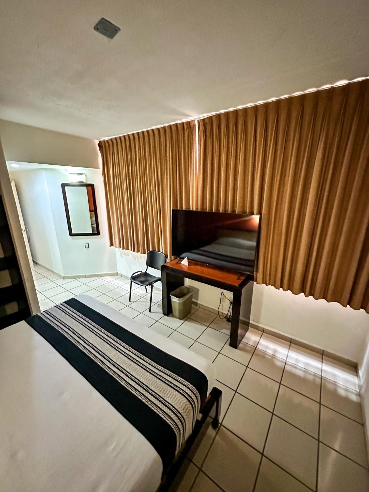 לאון Hotel Montreal מראה חיצוני תמונה