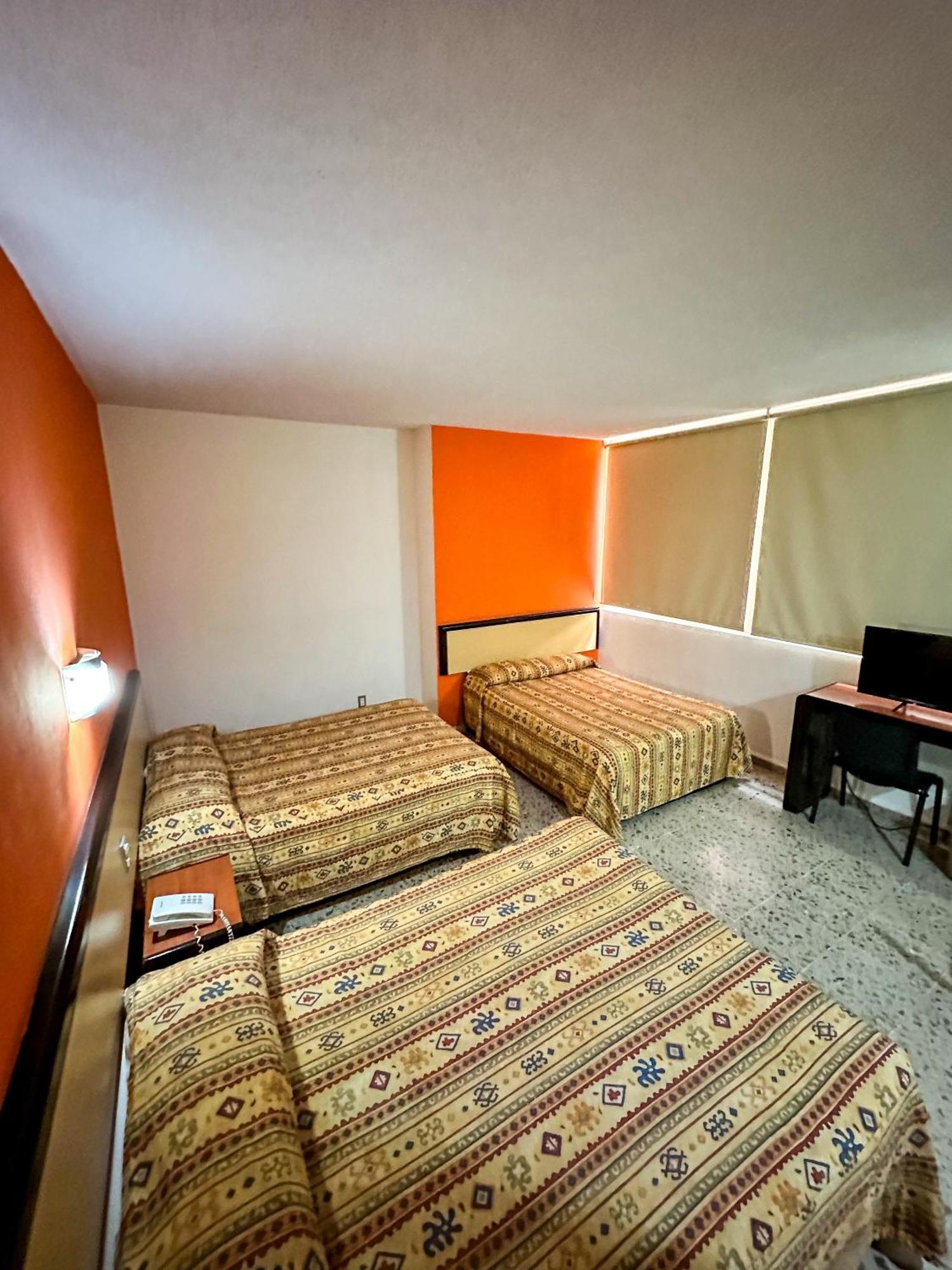 לאון Hotel Montreal מראה חיצוני תמונה