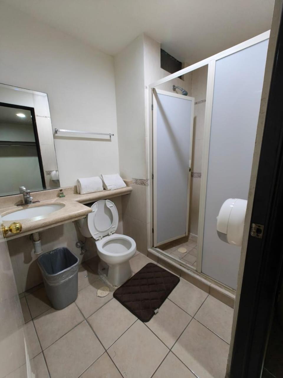 לאון Hotel Montreal מראה חיצוני תמונה