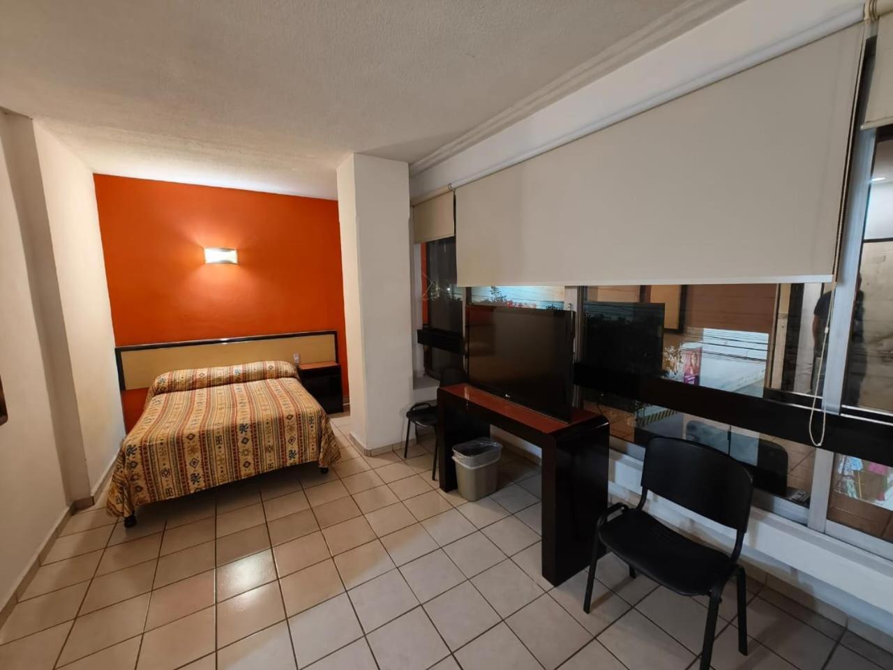 לאון Hotel Montreal מראה חיצוני תמונה