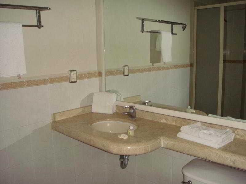 לאון Hotel Montreal מראה חיצוני תמונה