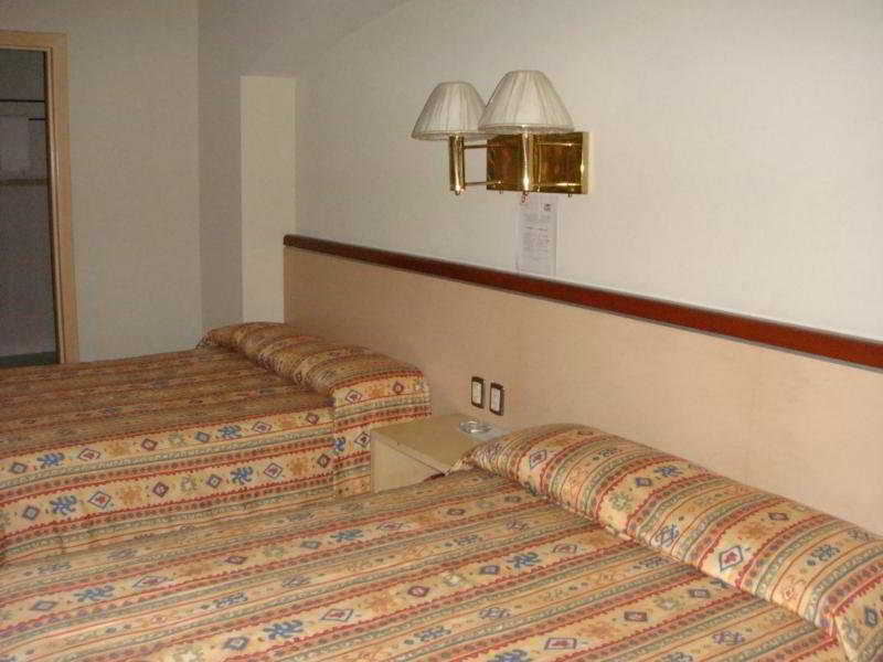 לאון Hotel Montreal מראה חיצוני תמונה