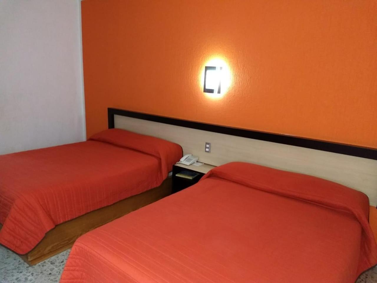 לאון Hotel Montreal מראה חיצוני תמונה