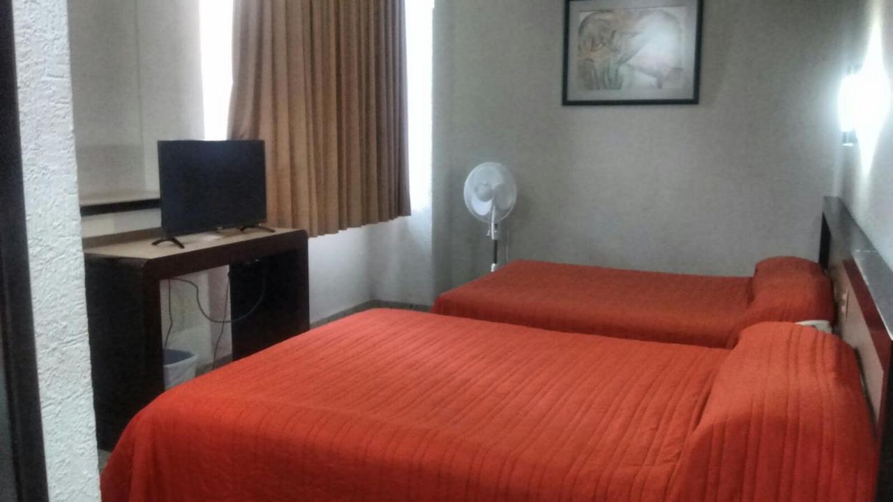 לאון Hotel Montreal מראה חיצוני תמונה