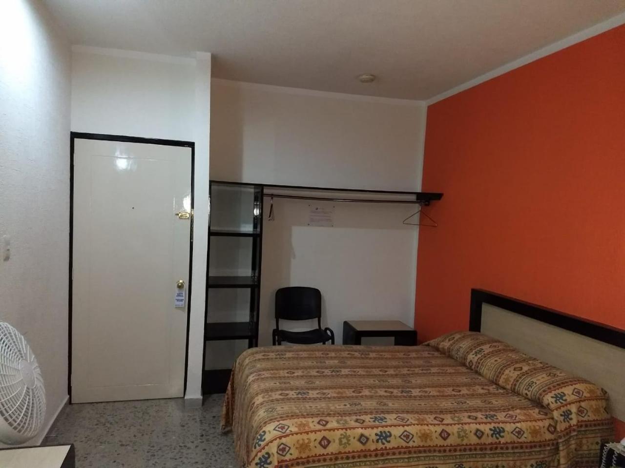 לאון Hotel Montreal מראה חיצוני תמונה