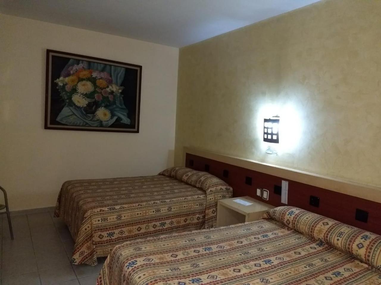 לאון Hotel Montreal מראה חיצוני תמונה