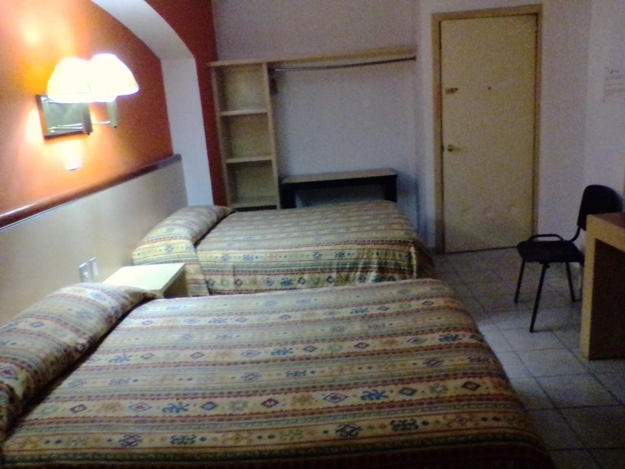 לאון Hotel Montreal מראה חיצוני תמונה