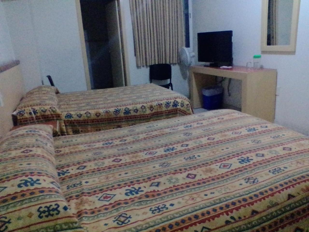 לאון Hotel Montreal מראה חיצוני תמונה